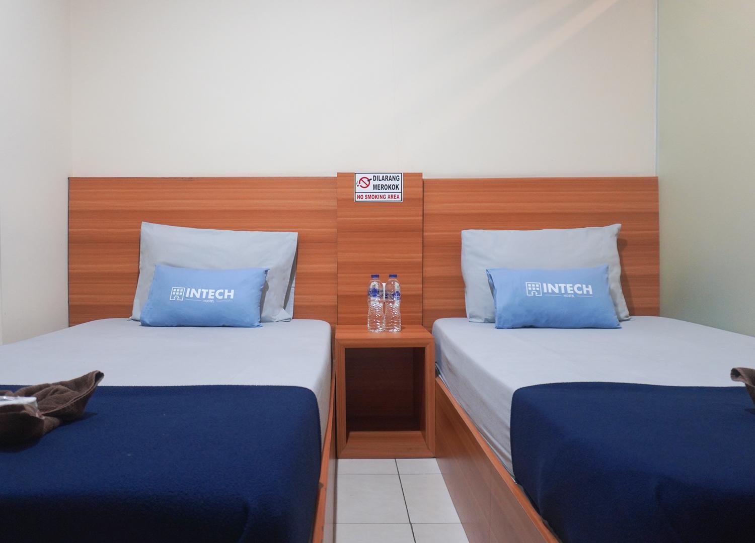Intech Hostel Bandung Buitenkant foto